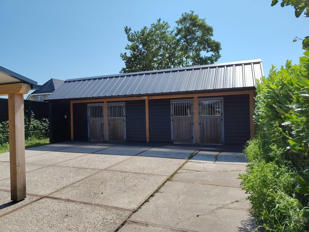 Te huur: Buitenverblijf met 4 paardenstallen, Weidegang, 4 paarden of pony's of meer