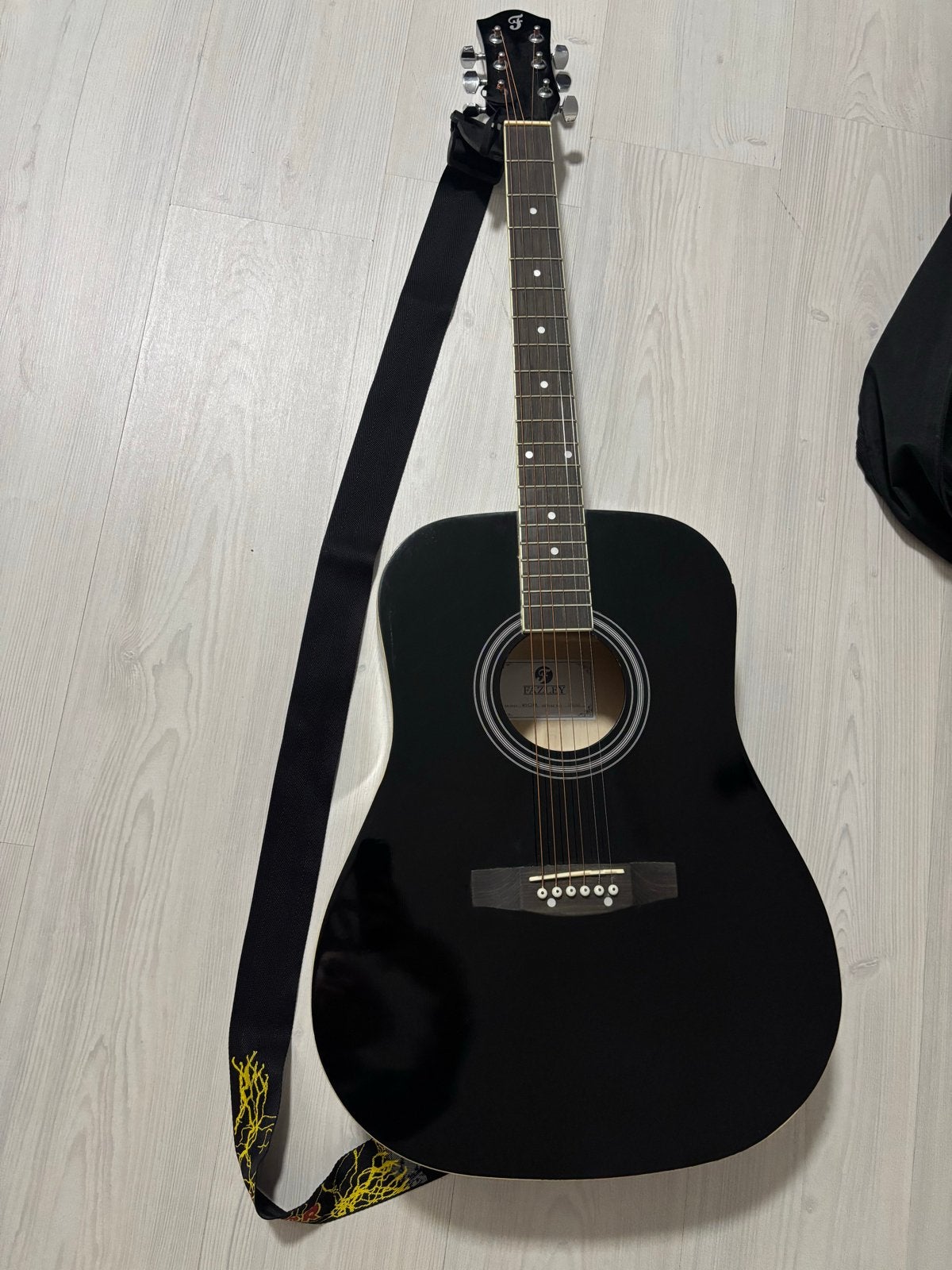 Fazley W50BK Akoestische Westerngitaar Zwart met Accessoires, Muziek en Instrumenten, Snaarinstrumenten | Gitaren | Akoestisch