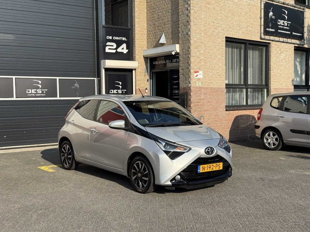 Toyota Aygo 1.0 VVT-i x-cite ul. (bj 2022), Auto's, Gebruikt, Euro 6, 4 stoelen, Origineel Nederlands