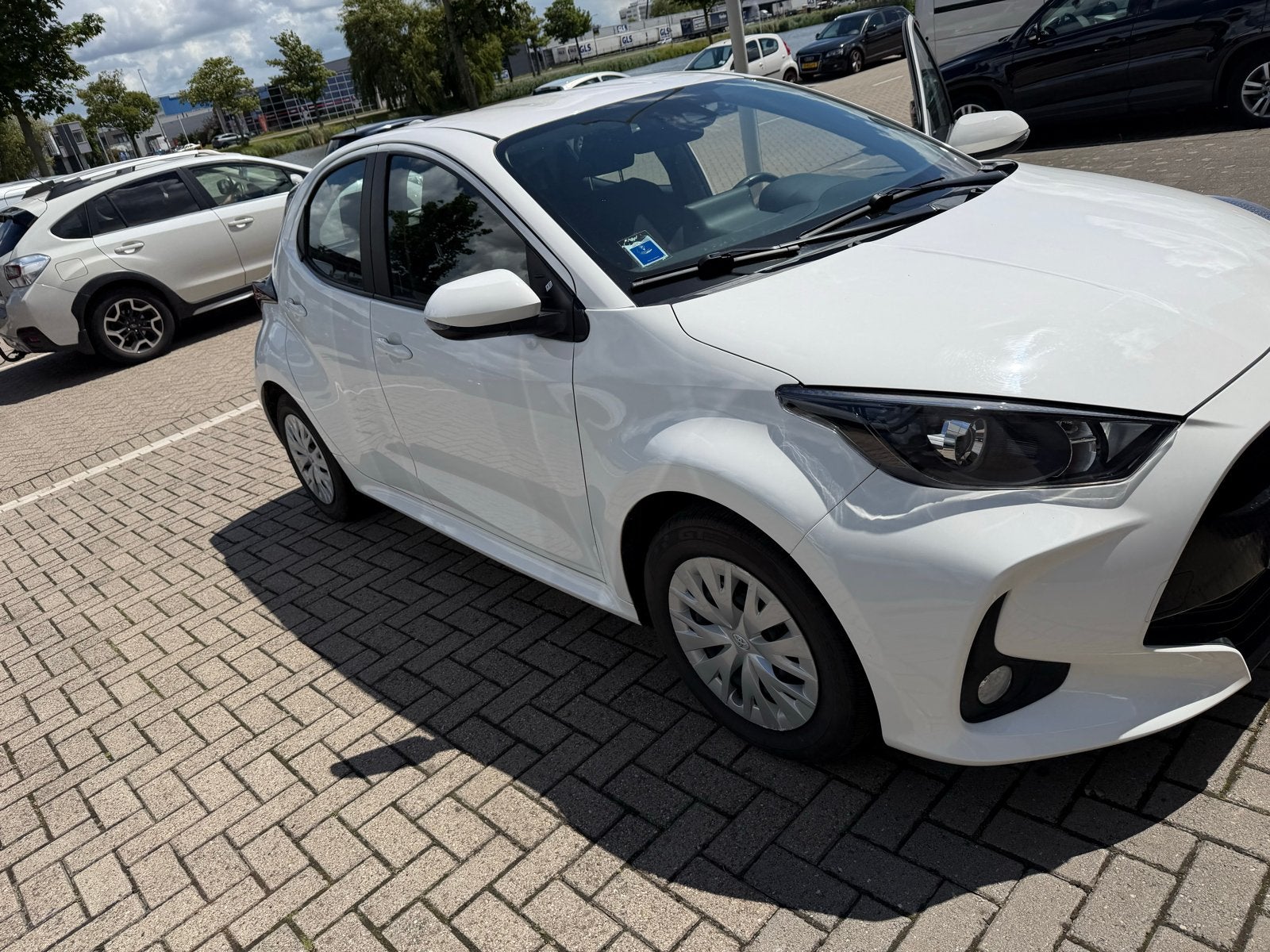 Toyota yaris, Bluetooth, Stof, 4 cilinders, Wit