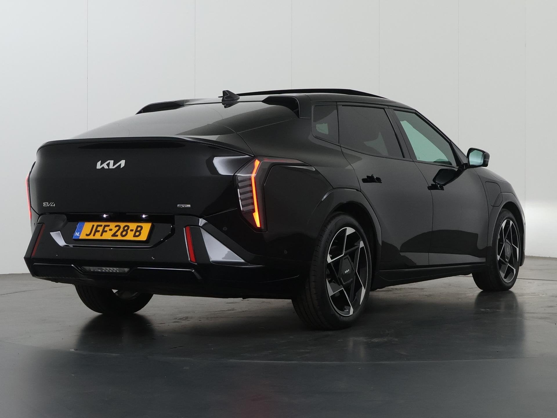 Kia EV4 Fastback GT-PlusLine 81.4 kWh | Panoramaschuifdak |, 81 kWh, 612 km, Parkeerassistent, 33 min