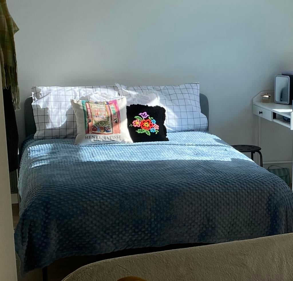 Ikea Slattum bedframe en Vestmarka matras - zeer goede staat, Huis en Inrichting, Slaapkamer | Bedden, Zo goed als nieuw, Tweepersoons