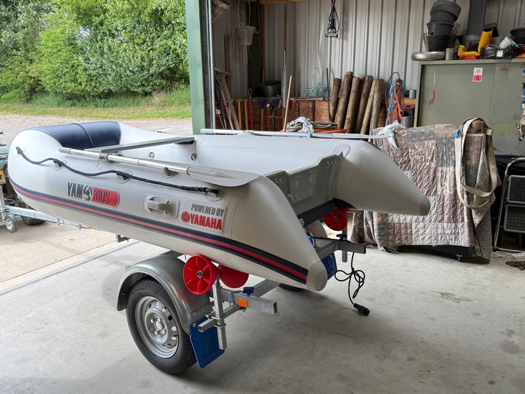 Rubberboot met 15pk buitenboordmotor, Watersport en Boten, Ophalen, Yam, Zo goed als nieuw, Pomp
