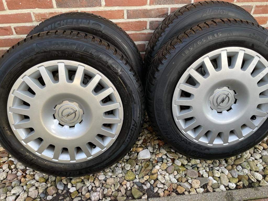 Michelin winterbanden 185/65/R15 op velgen 5 x 105, Ophalen, Gebruikt, 15 inch, Banden en Velgen