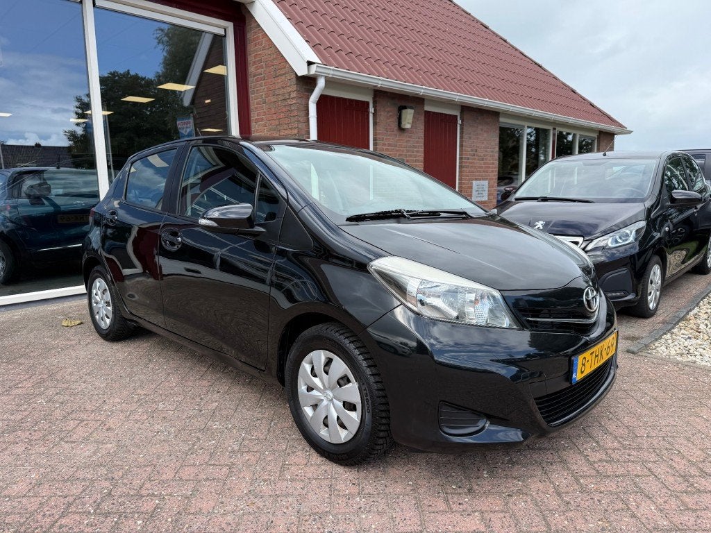 Toyota YARIS 1.0 VVT-I ASPIRATION 5-DRS Orig NL/Airco/Camera, Auto's, Euro 5, 527 kg, Met garantie (alle), Zwart