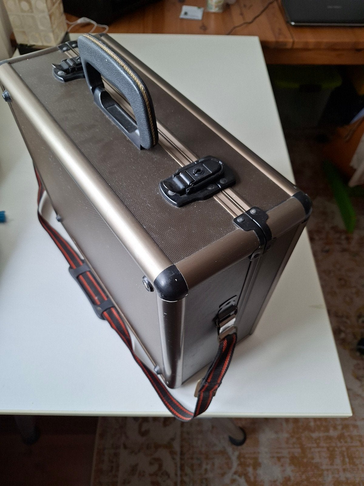 Stevige Koffer met Schuimrubberen Interieur en Draagband, Ophalen of Verzenden, Gebruikt, Bruin, Hardcase