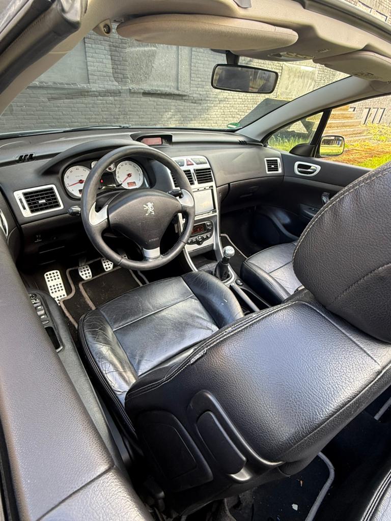 Peugeot 307 1.6 Cabrio - Leder - Elektr.pakket - prk sensor, 730 kg, Zwart, 4 cilinders, 4 stoelen