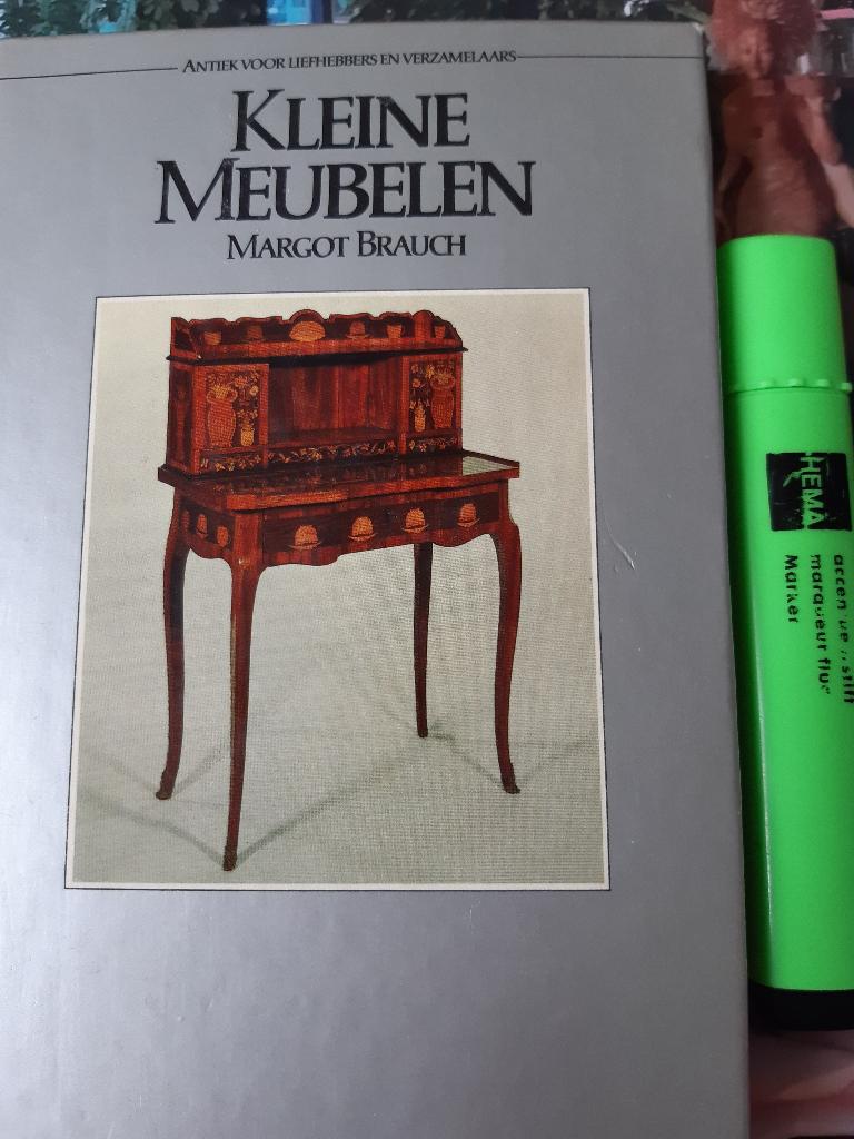 Kleine meubelen margot brauch hardcover 1980., Ophalen, Gelezen, Stijl of Stroming, Margot brauch