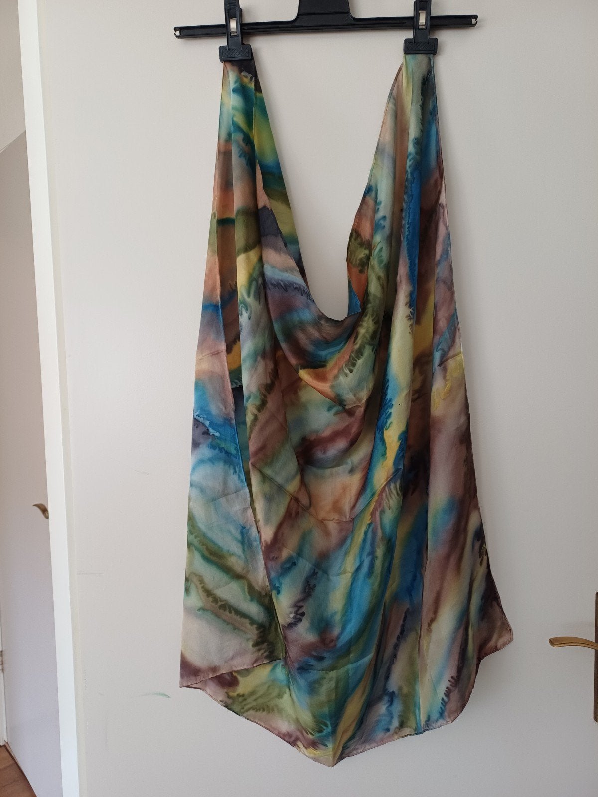 Kleurrijke zijde sjaal 88x84 cm., Ophalen of Verzenden, Gedragen, Maat 46/48 (XL) of groter, Sjaal