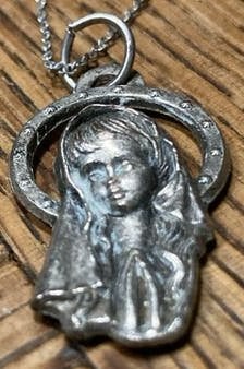 Vintage Zilverkleurige Ketting met Maria Hanger, Gebruikt, Ophalen of Verzenden, Zilver, Overige materialen