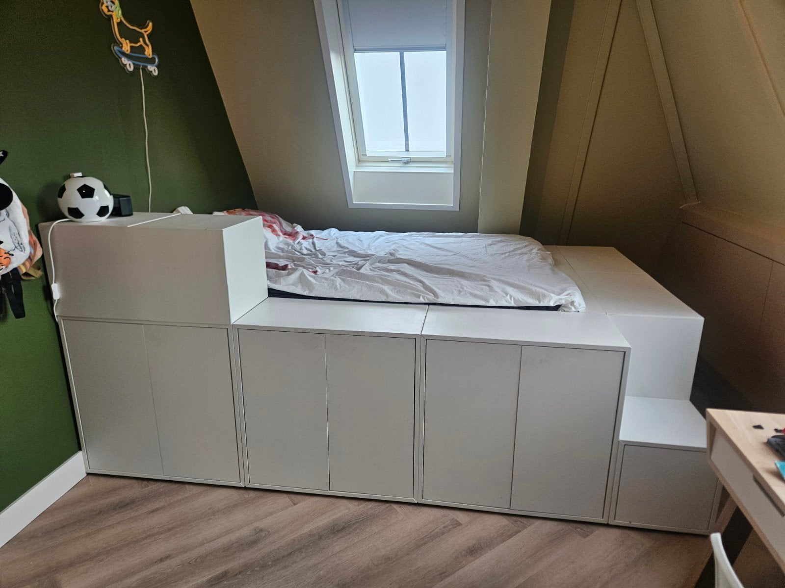 Wit bed met opbergruimte en nachtkastje, Ophalen, Gebruikt, Modern, functioneel, Wit