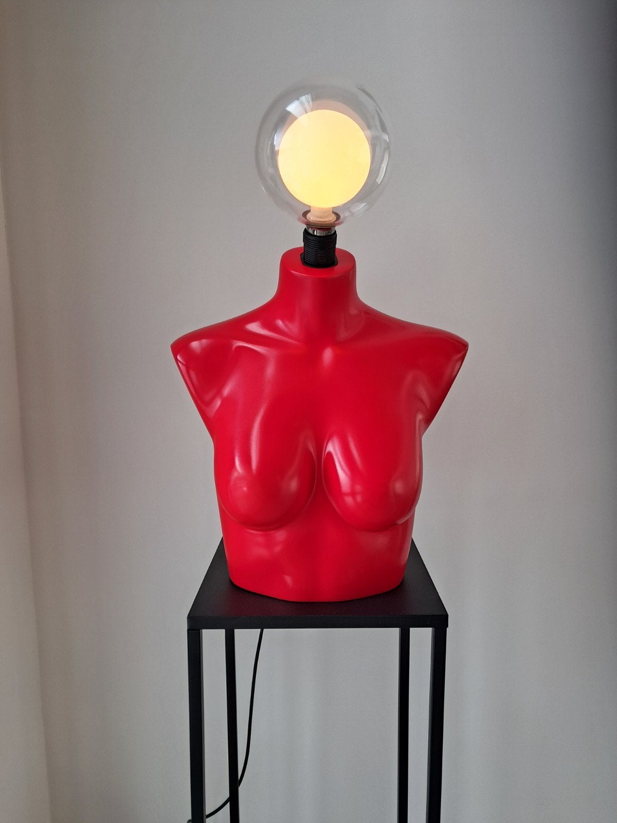 Unieke rode torso lamp met E27 fitting, Ophalen of Verzenden