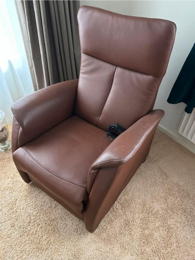 Prachtige Prominent sta op stoel +relax functie, Huis en Inrichting, Fauteuils, Ophalen, Minder dan 75 cm, Leer, Zo goed als nieuw