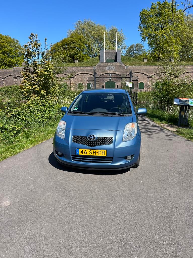 Toyota Yaris 1.3 Vvt-i 2006 / Grijs / AUTOMAAT / 203000KM, Auto's, 40 €/maand, 750 kg, 4 cilinders, Origineel Nederlands