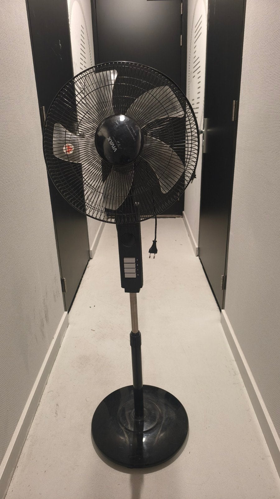 Vivax Staande Ventilator 50W – 3 standen – Verstelbaar – Zwe, Ophalen