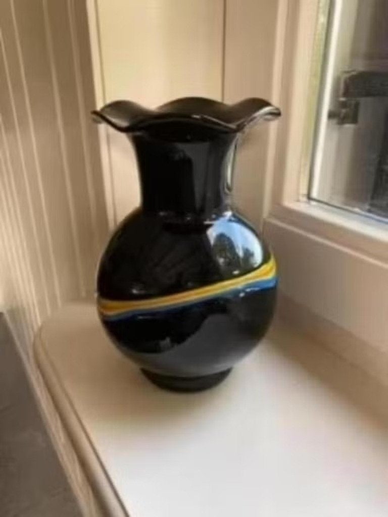 Zwarte glazen vaas met reliëf gekleurde baan van glas, Antiek en Kunst, Ophalen of Verzenden