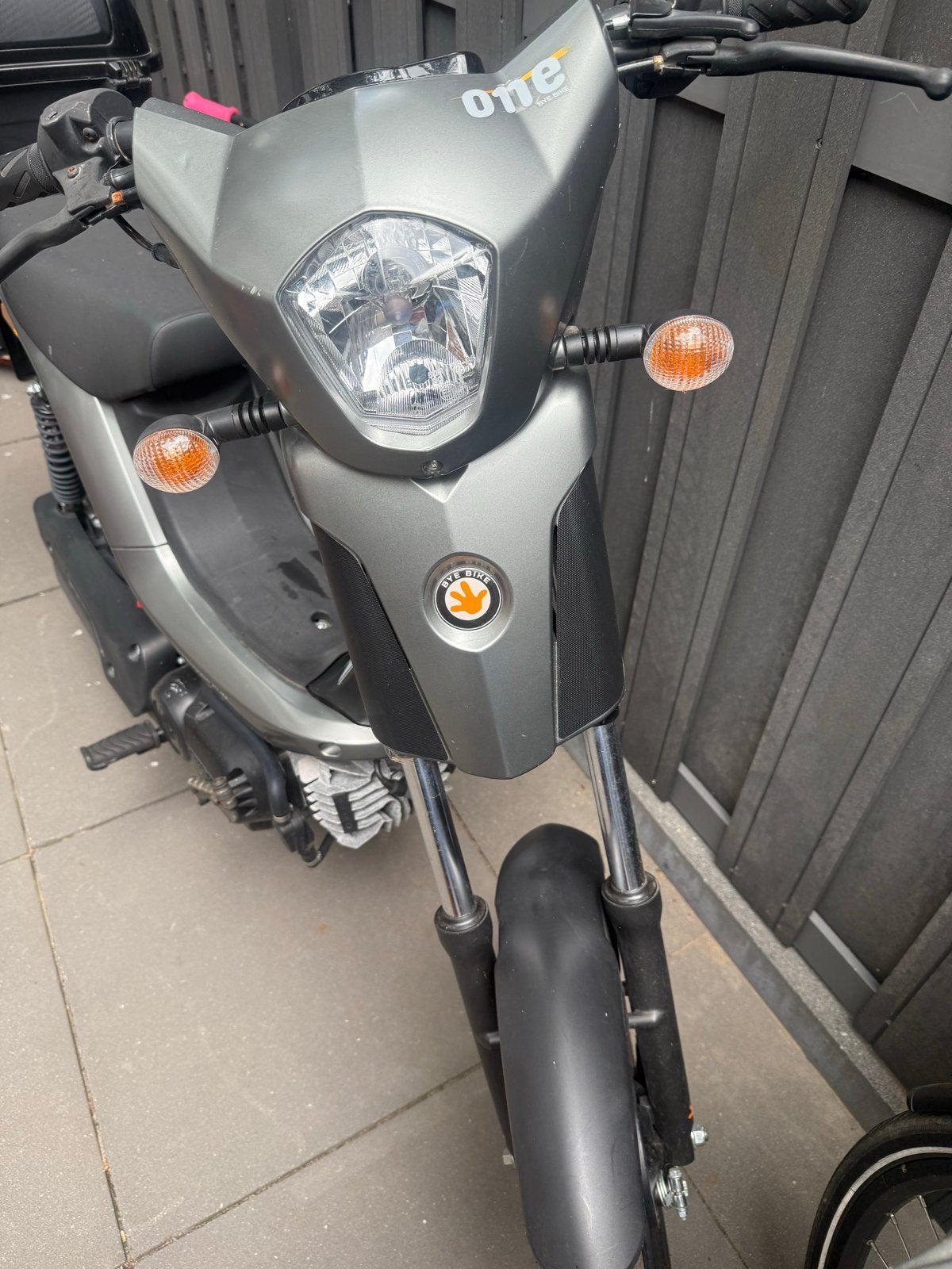Bye Bike One Snorfiets - Grijs, Weinig kilometers, Fietsen en Brommers, Snorfietsen en Snorscooters, Ophalen, Gebruikt, Benzine