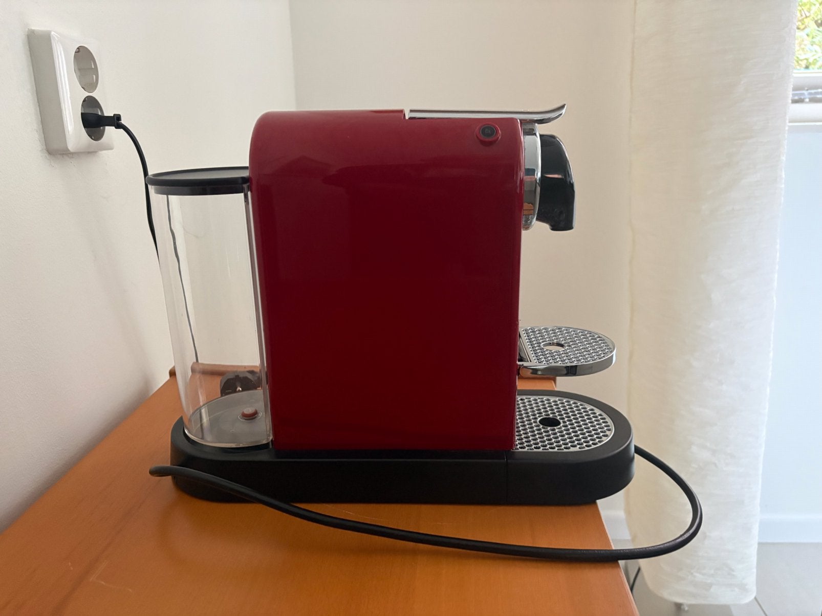 Foto 2 van Nespresso Krups Citiz - Rood capsule koffiezetapparaat