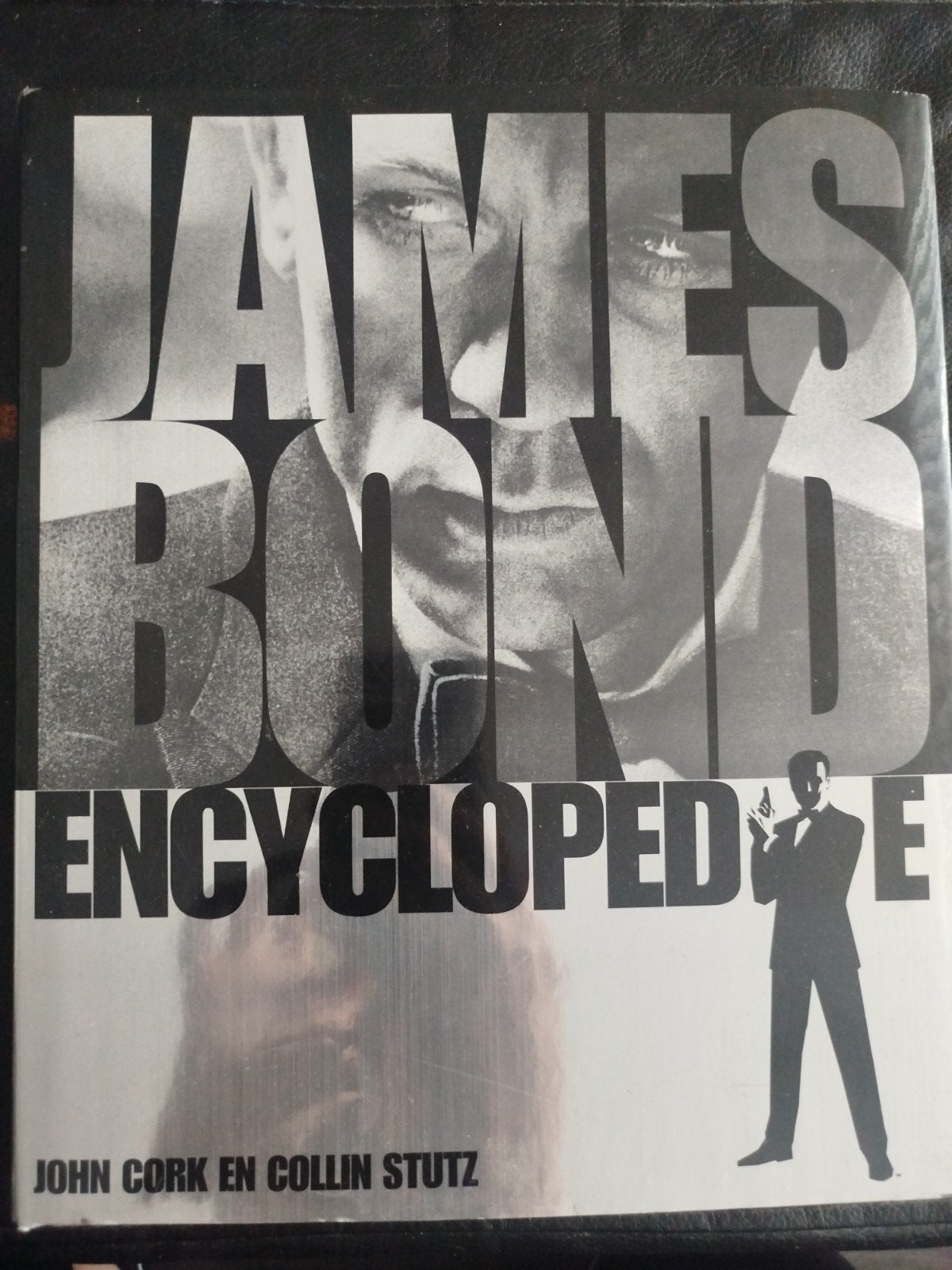 JAMES BOND ENCYCLOPEDIE HARDCOVER, Ophalen of Verzenden, Zo goed als nieuw, Filmspecifiek, John Cork en Collin Stutz