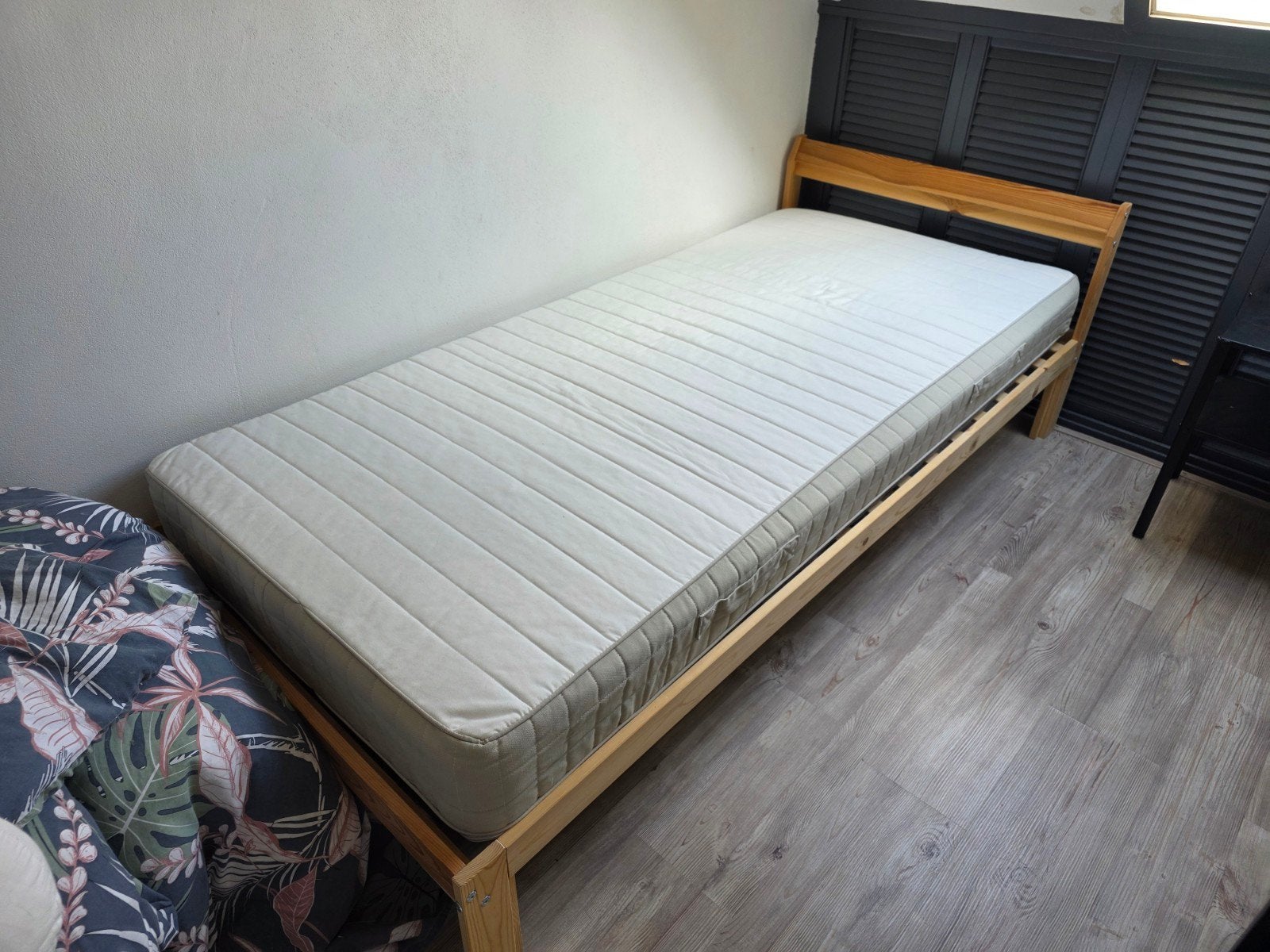 IKEA NEIDEN Eenpersoonsbed met matras en lattenbodem, Ophalen, 90 cm, Modern, Scandinavisch, 200 cm