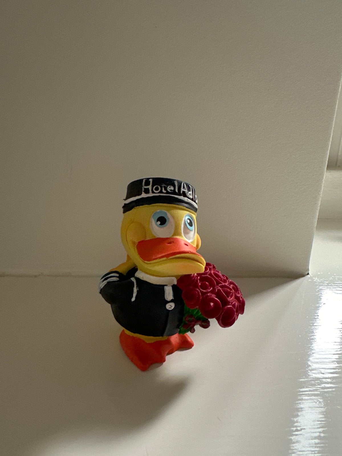 Badeend Hotel Adlon uit Berlijn met rozenboeket, Ophalen of Verzenden, Zo goed als nieuw