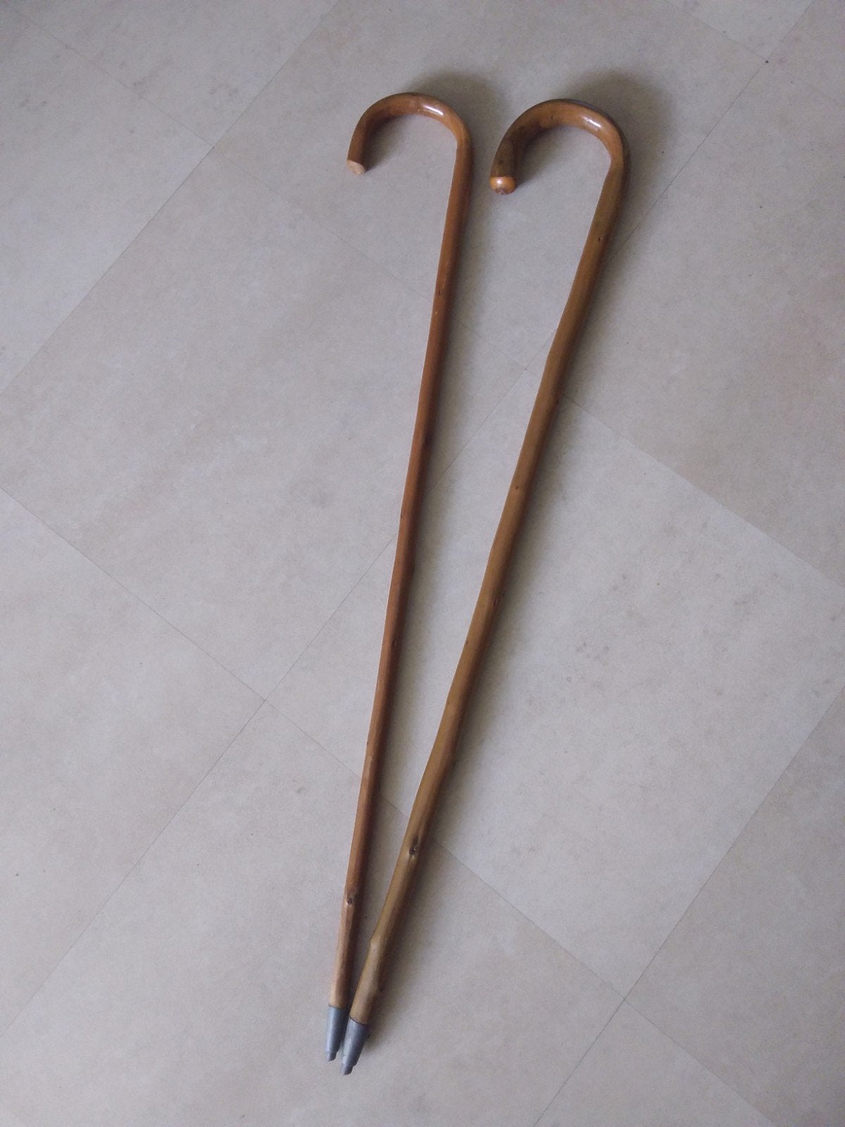 2 ouderwetse wandelstokken ca. 90 cm. met metalen punt, Diversen, Wandelstokken, Ophalen