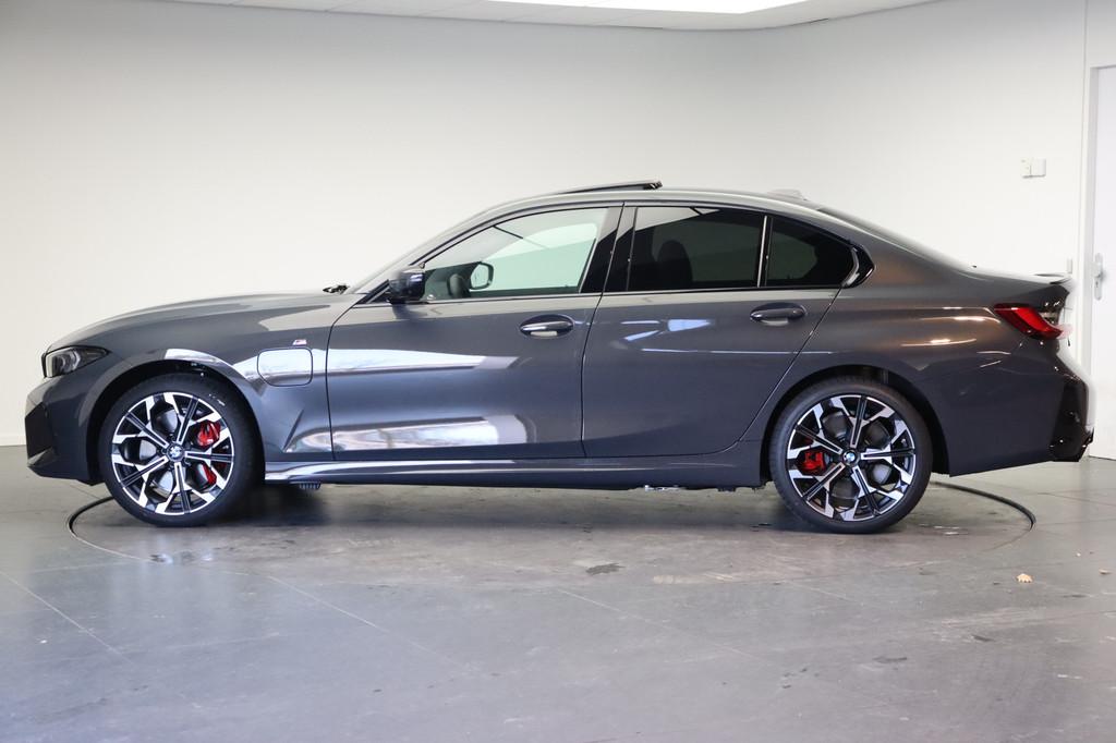BMW 3 Serie 330e M Sport Automaat / Schuif-kanteldak / Trekh, Automaat, 1998 cc, Achterwielaandrijving, Zwart