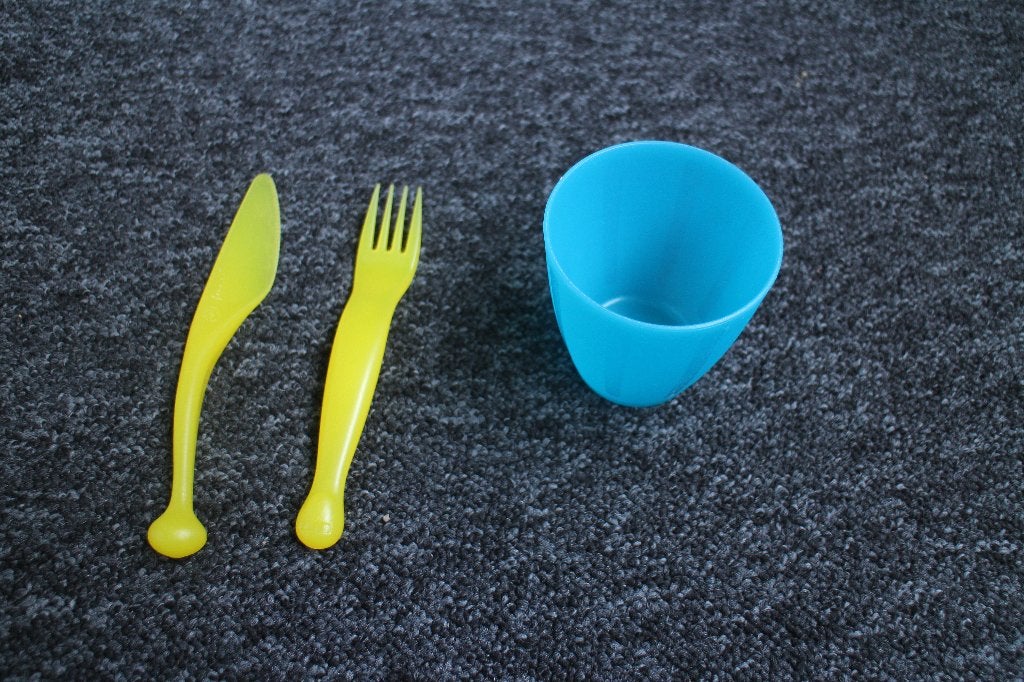1x Kinder Blauwe Beker en een Geel Mes en Vork, Huis en Inrichting, Keuken | Bestek, Kunststof, Kinderbestek, Los bestek, IKEA