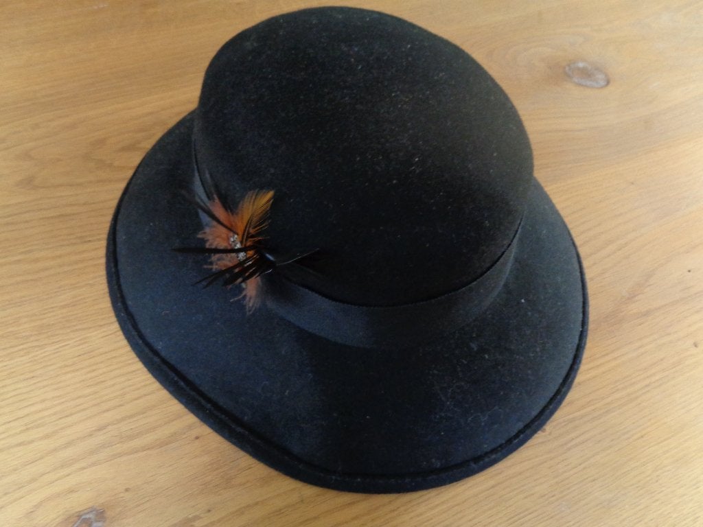 Zwarte hoed met fazant veertjes:mt 57/58, Ophalen of Verzenden, Zo goed als nieuw, 56 of 57 cm (M, 7 of 7⅛ inch), Hoed