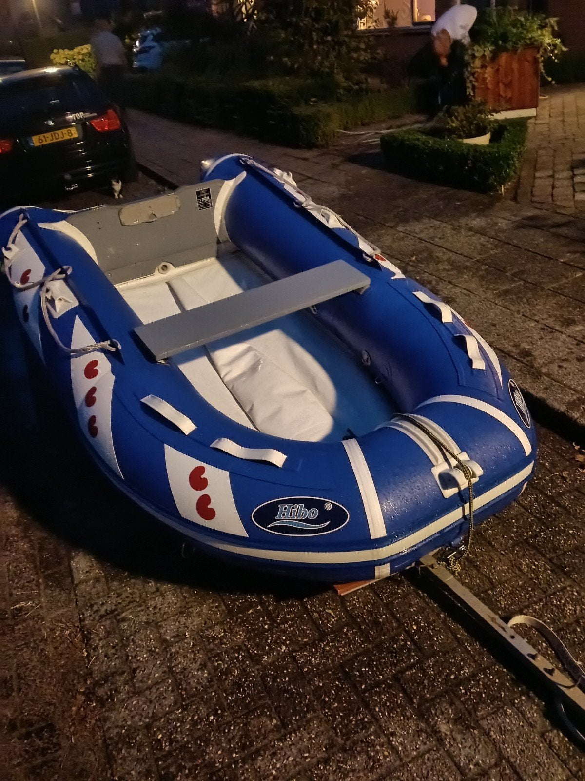 Foto 17 van rubberboot met buitenboordmotor/motor en trailer