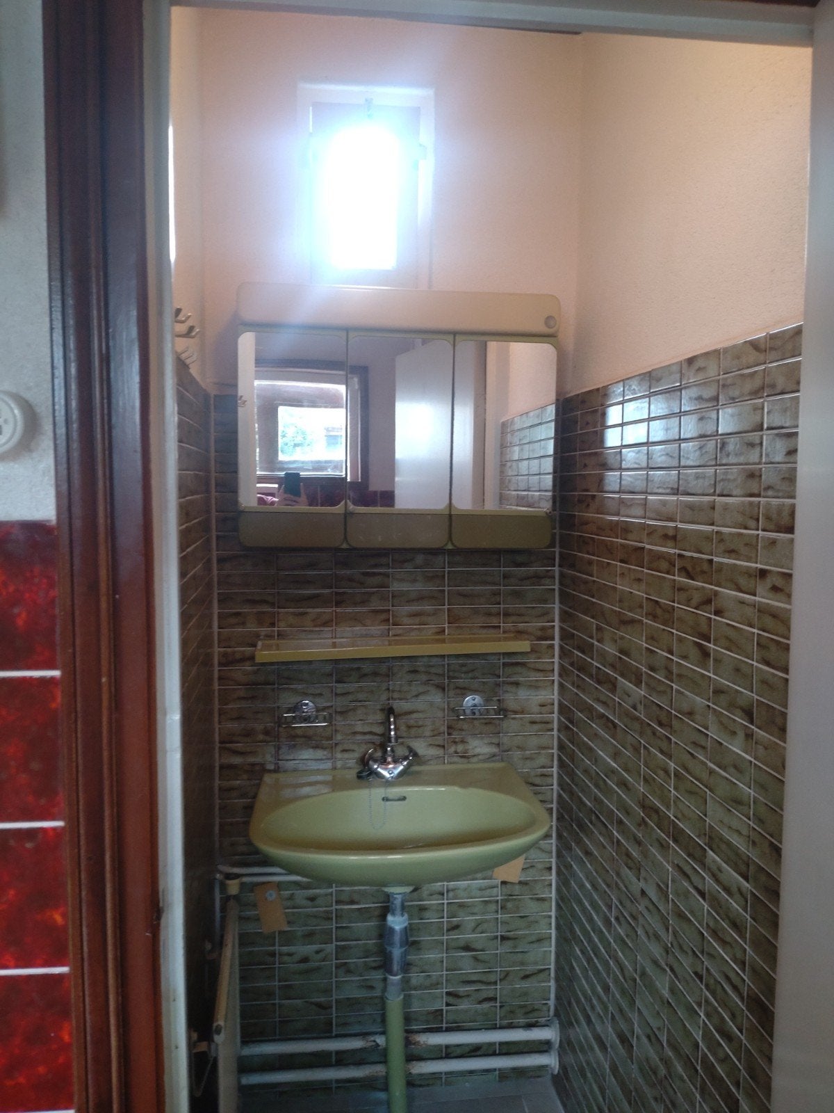 Groene retro wastafel met spiegelkast en plank, Huis en Inrichting, Badkamer | Badkamermeubels, Ophalen, Gebruikt, 50 tot 100 cm