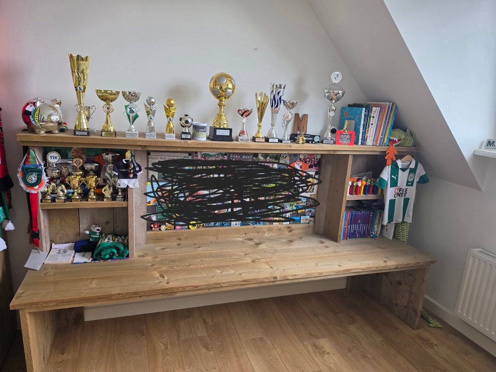 Grote steigerhouten bureau/werktafel met magneetbord – 250m, Ophalen, Met plank(en), Kinderkamer, functioneel, 100 tot 150 cm