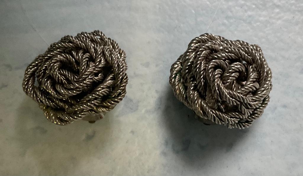 2 paar vintage oorbellen clip on knopen knot zilverkleurig, Overige materialen, Ophalen of Verzenden, Zo goed als nieuw, Knopjes of Stekers