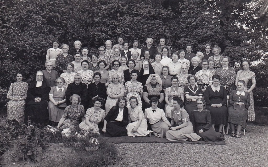 730W fotokaart Zeeuwse klederdracht, 2 nonnen, onbekend, Verzamelen, Ansichtkaarten | Nederland, Ophalen of Verzenden, 1940 tot 1960