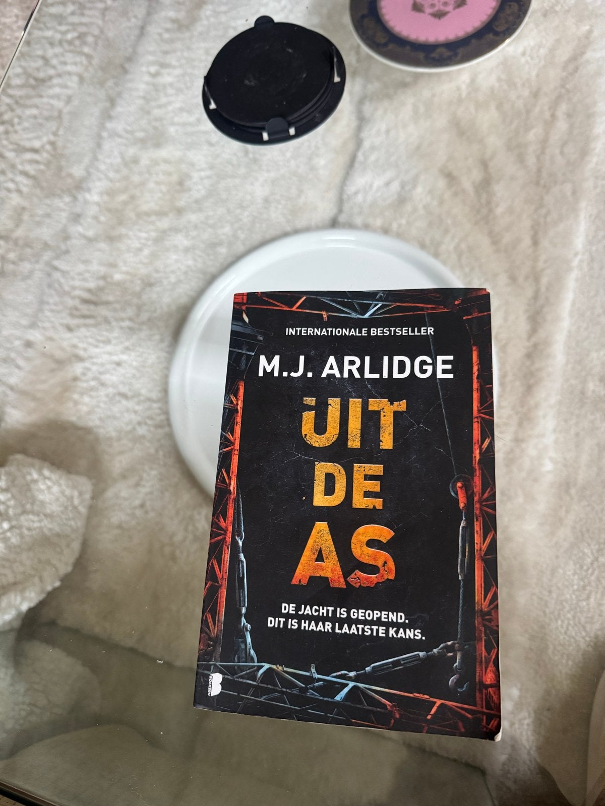 M.J. Arlidge - Uit de As (Internationale Bestseller), Boeken, Thrillers, Ophalen of Verzenden, Zo goed als nieuw, Wereld overig