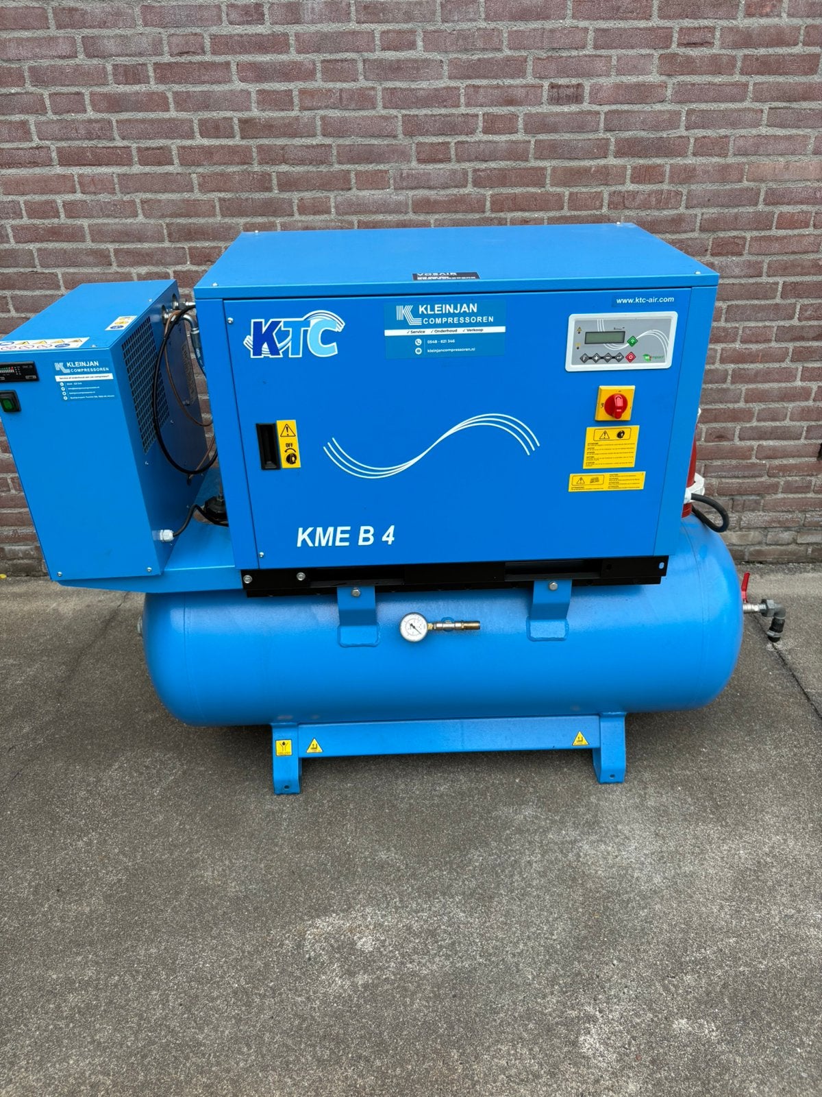 KTC KME B4 schroefcompressor 2022 - 270L - met luchtdroger, Doe-het-zelf en Verbouw, Compressors, 100 liter of meer, Ophalen, Zo goed als nieuw