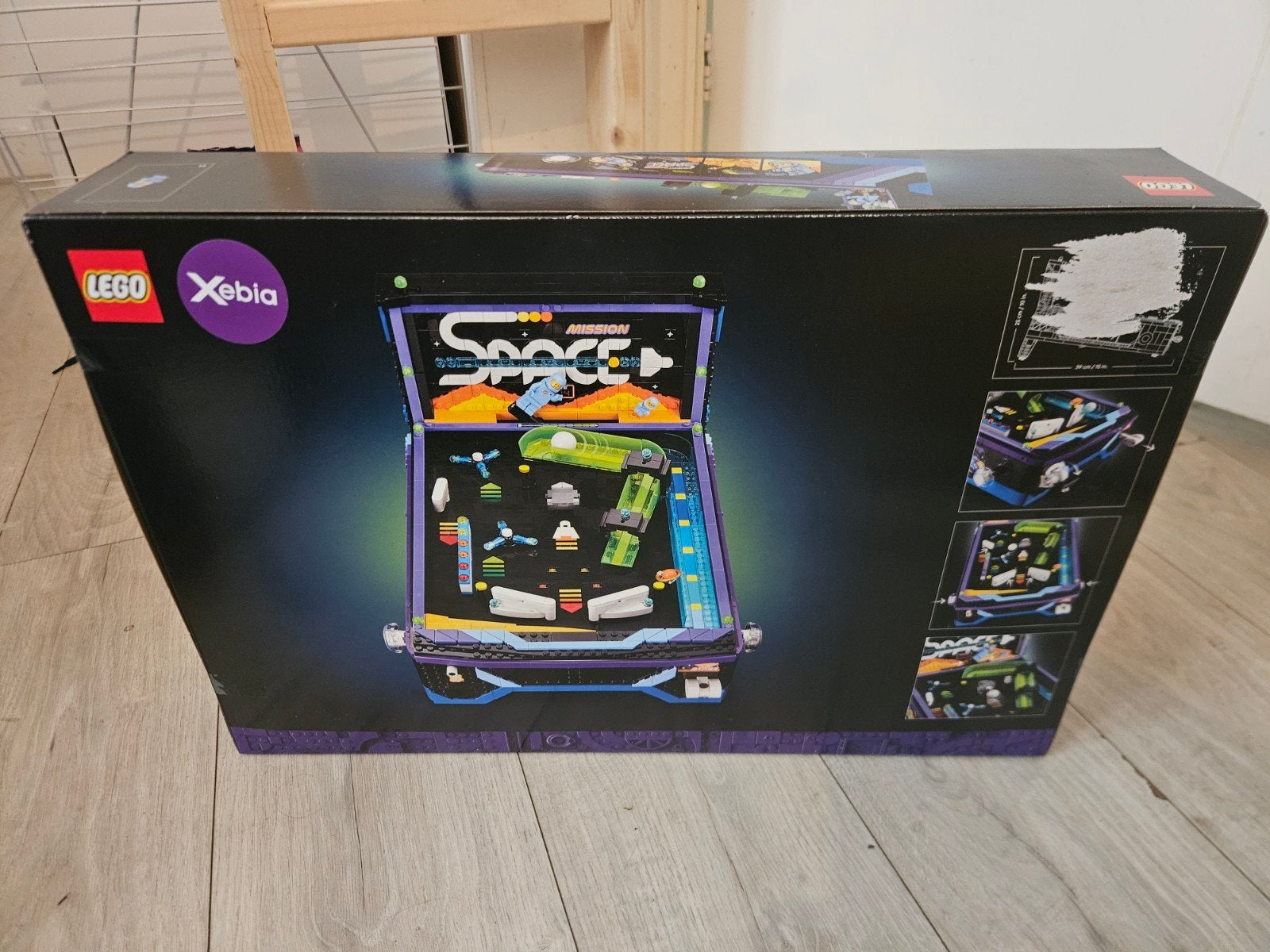Foto 2 van LEGO Icons Space Flipperkast - Nieuw in doos