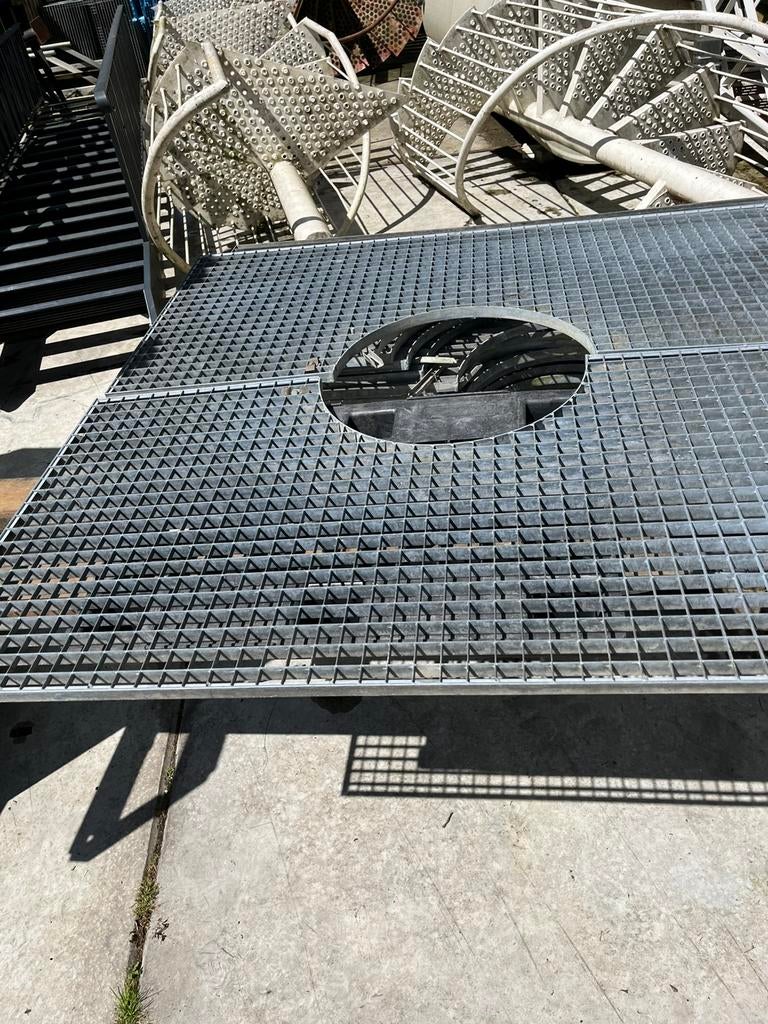 Boomroosters 1,50 x 1.50 m. Gegalvaniseerd, Bloeit niet, Overige soorten, Minder dan 100 cm, Ophalen
