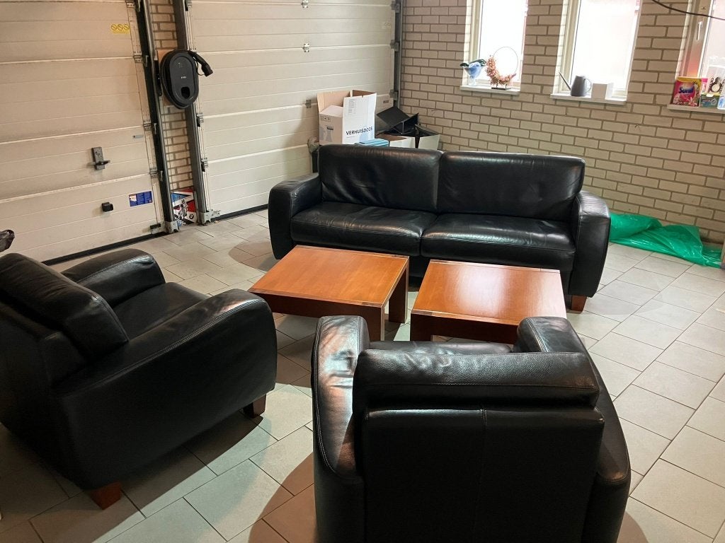 Leren bank en 2 leren stoelen, Huis en Inrichting, Banken | Bankstellen, Ophalen, Gebruikt, Driepersoons, Rechte bank