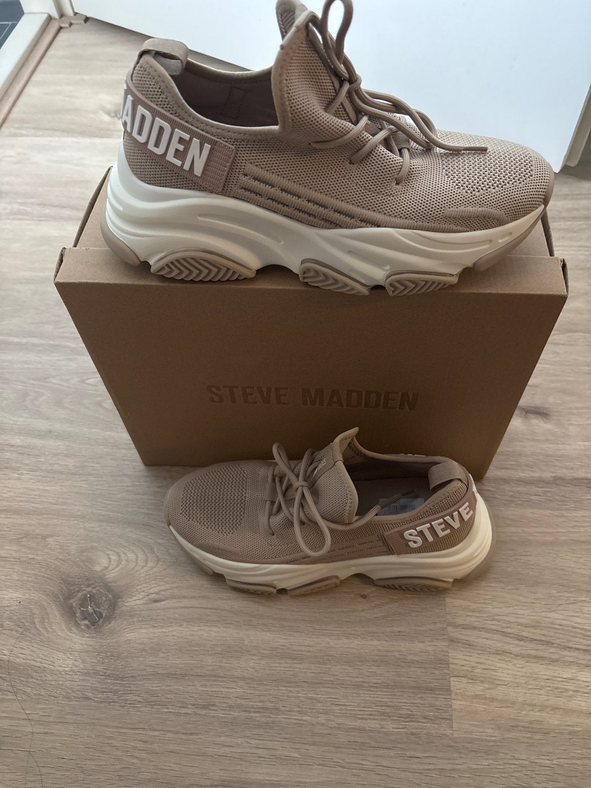 Nieuwe Steve Madden sneakers maat 40, Beige, Nieuw, Ophalen of Verzenden, Sneakers of Gympen