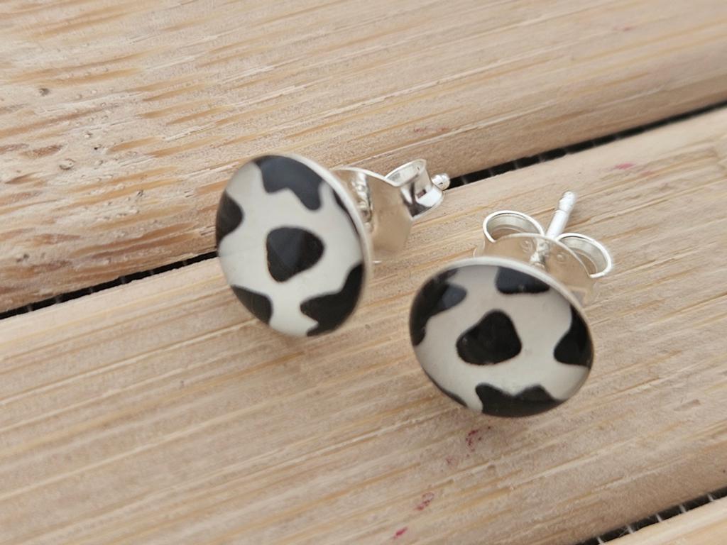 Sterling zilveren koeienprint oorknopjes, Sieraden, Tassen en Uiterlijk, Oorbellen, Zwart, Nieuw, Ophalen of Verzenden, Knopjes of Stekers