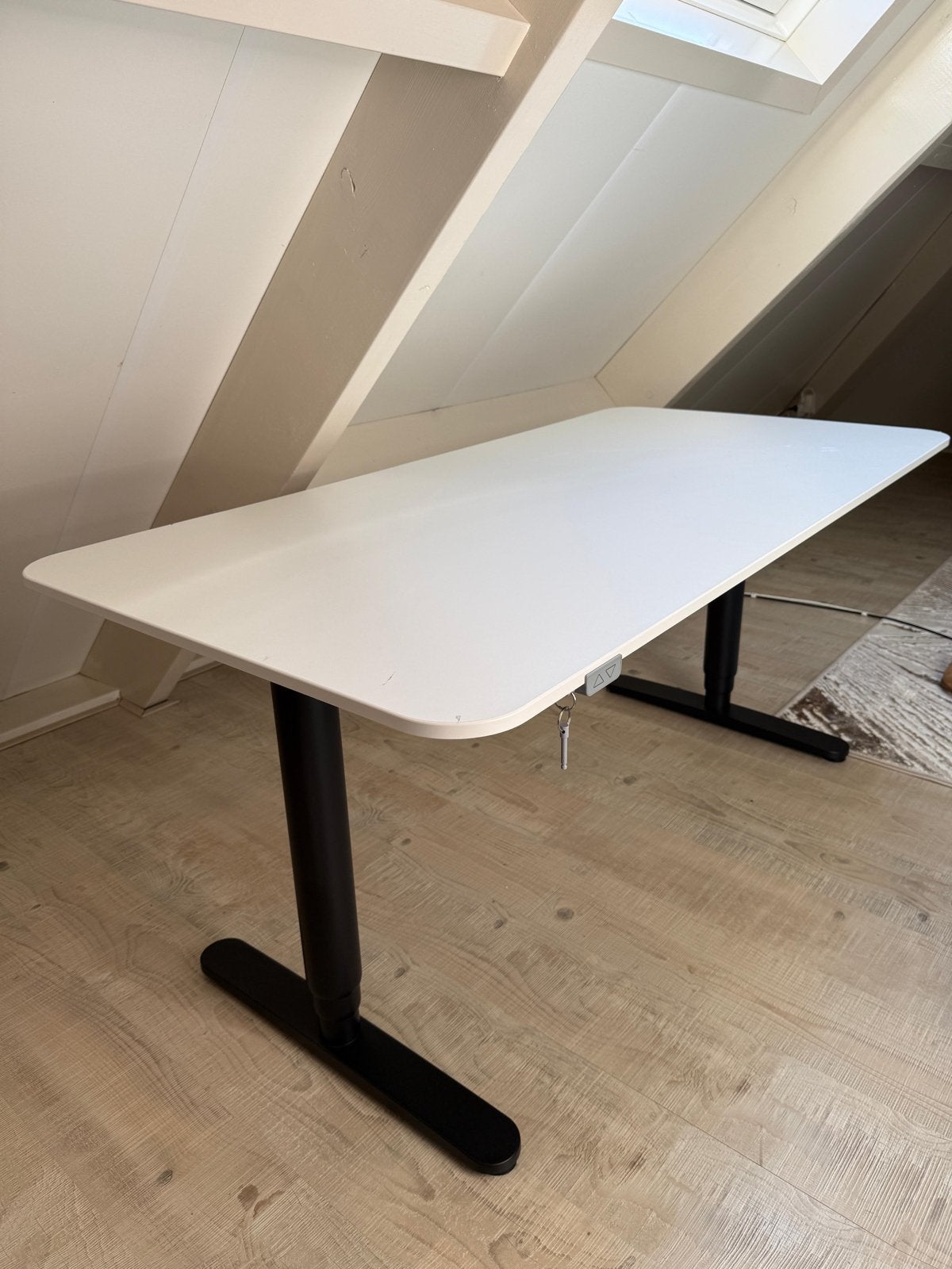 Wit Zit-sta Bureau van IKEA - Elektrisch Verstelbaar, Huis en Inrichting, Bureaus, Ophalen, Zit-sta bureau, Elektrisch, Spaanplaat of MDF