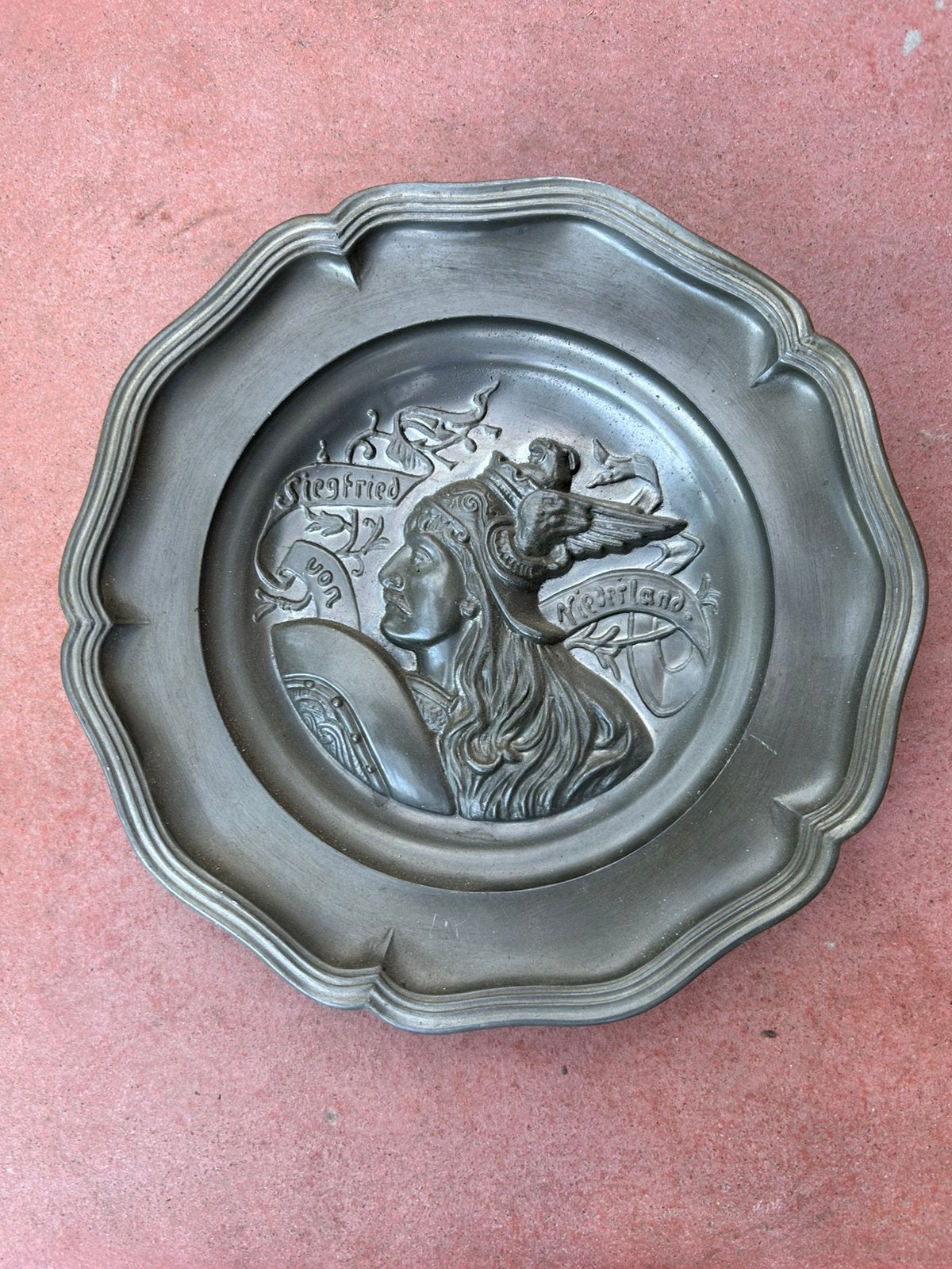 Antiek Tinnen Bord met Siegfried Reliëf, Ophalen of Verzenden