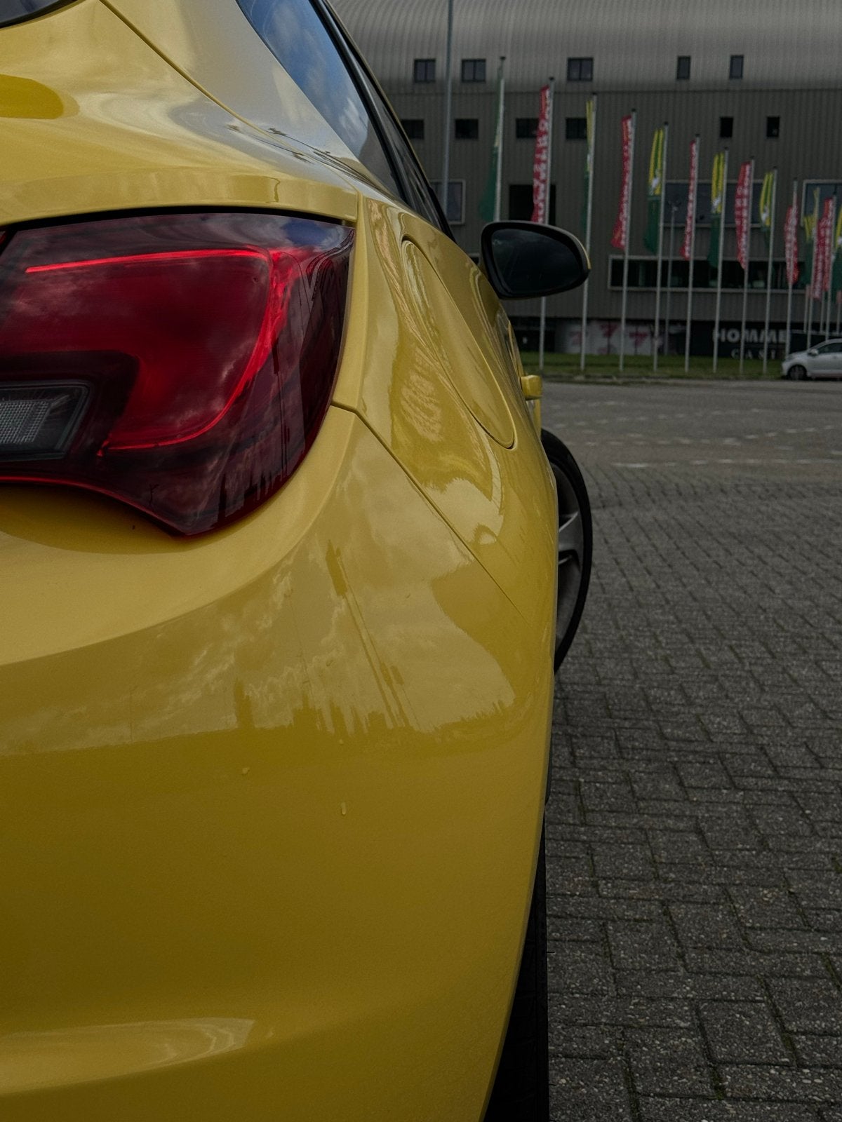 Foto 17 van Opel Astra 1.6 T 180PK Ecotec 2011 Geel