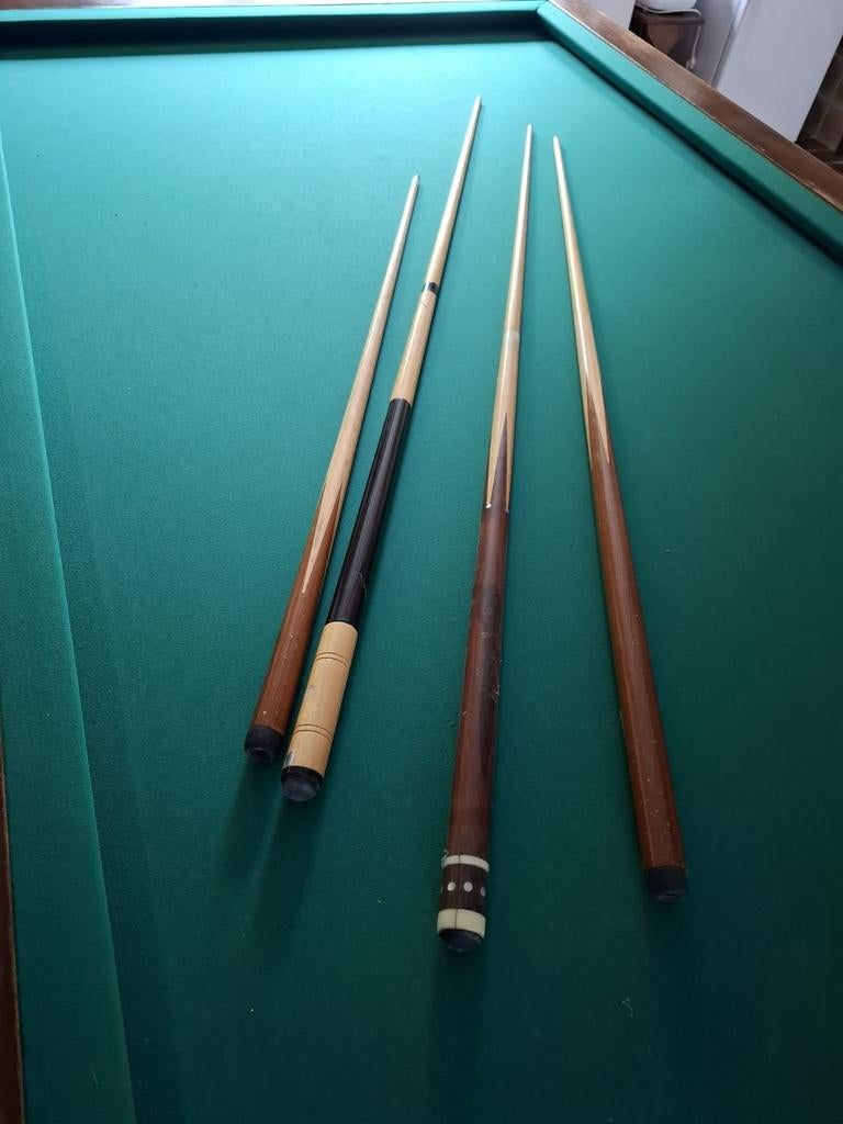 Mooie biljarttafel, inclusief keu's, ballen en scorebord, Sport en Fitness, Biljarten en Poolen, Ophalen, Biljarttafel