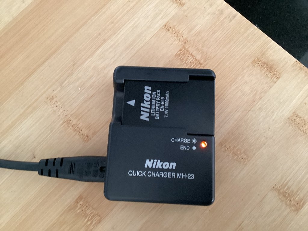Nikon charger MH-23 + Nikon battery EN-EL9, Ophalen of Verzenden, Zo goed als nieuw