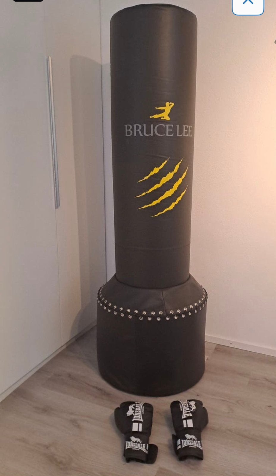 NIEUWSTAAT BRUCE LEE BOKSPAAL + HANDSCHOENEN, Sport en Fitness, Boksen, Ophalen, Zo goed als nieuw, Bokszak
