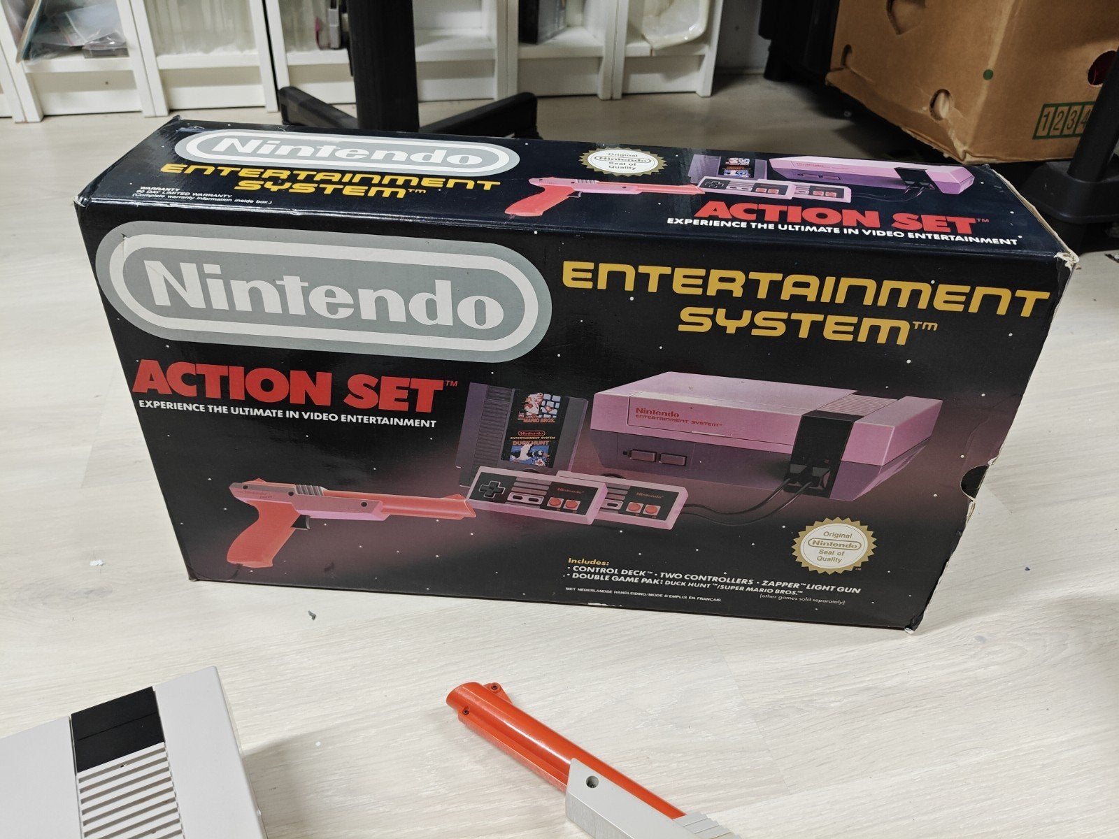 Nintendo NES Action Set CIB, Spelcomputers en Games, Nintendo, Gebruikt, Met 2 controllers, Met zapper/pistool