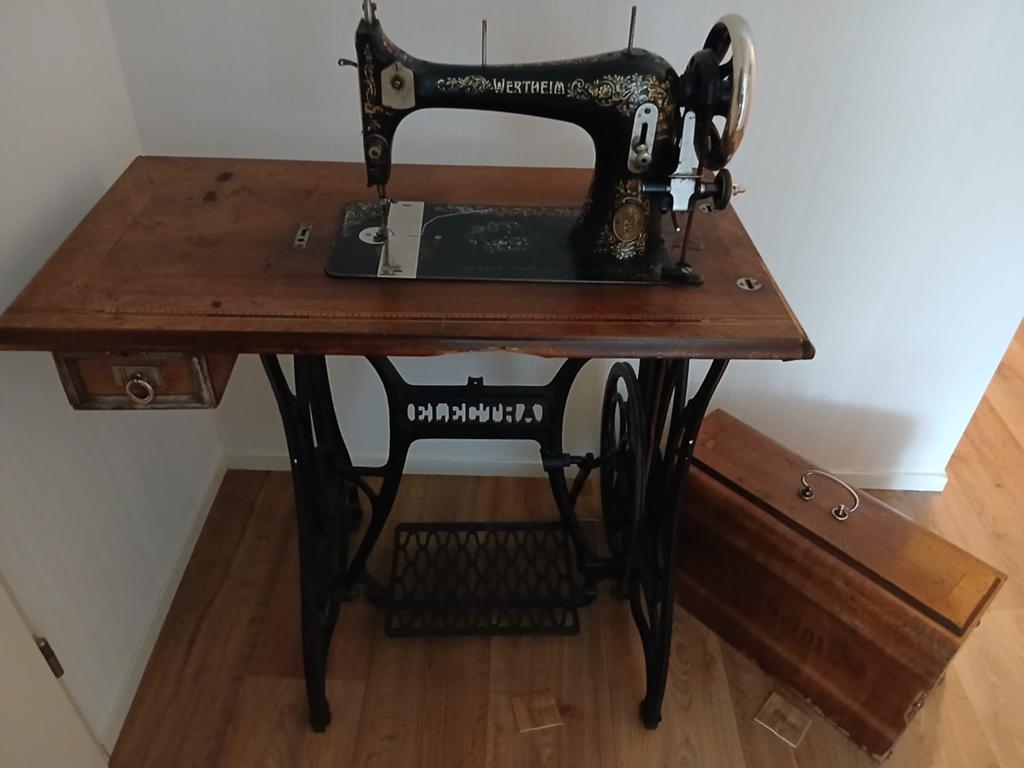 Antieke Wertheim naaimachine met houten onderstel, Ophalen