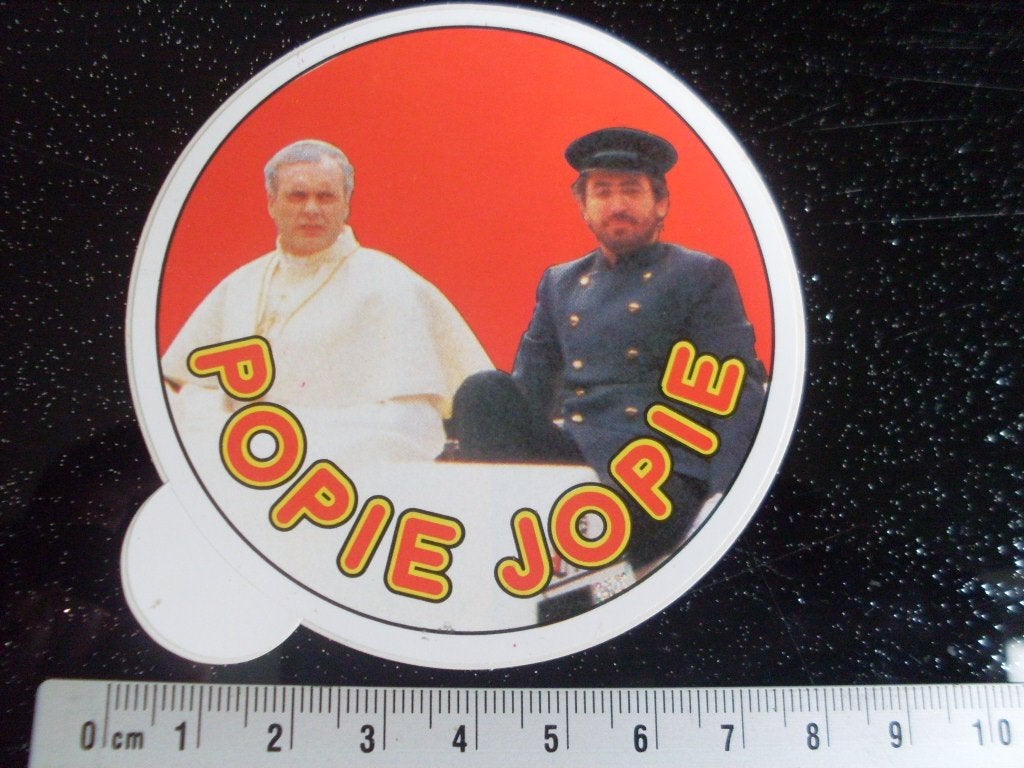 sticker popie jopie Harry Vermeegen Henk Spaan paus satire, Verzenden, Zo goed als nieuw, Film, Tv of Omroep